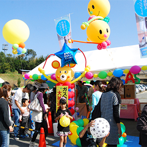 遠方からでもパッと見て伝わる「イベント感」。バルーンがお客様を誘います。